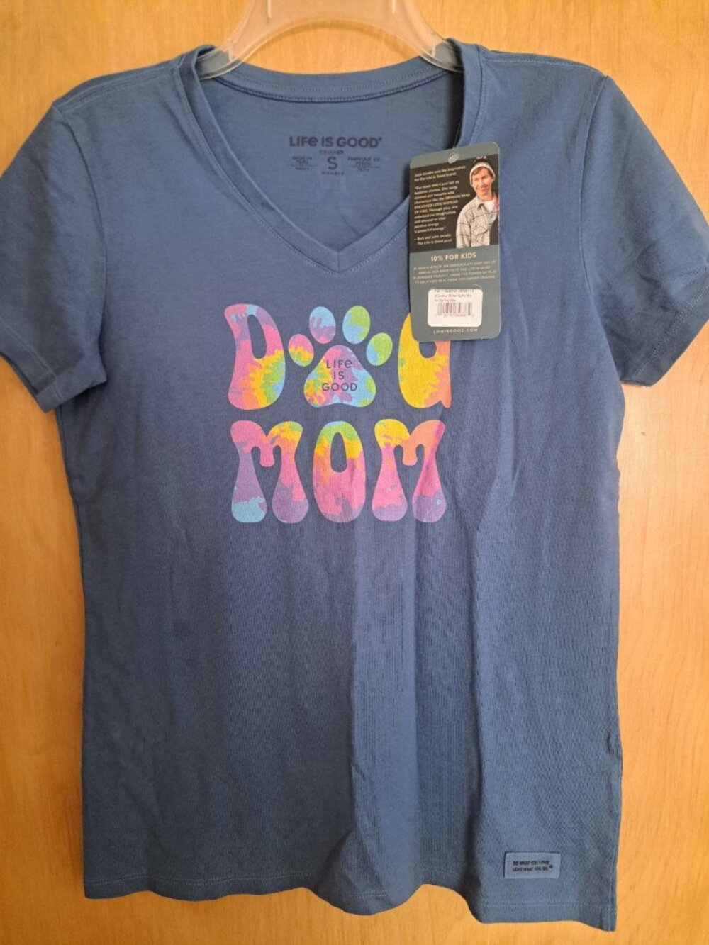 Life is Good NWT Womenโs Dog Mom Tie Dye Graphic Tee Denim Blue Small S V Neck